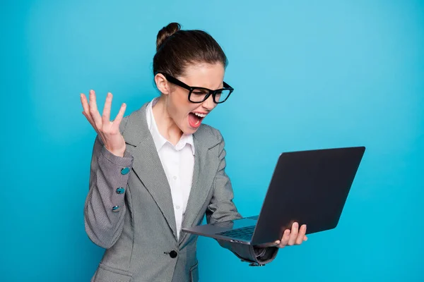 魅力的な狂気のイライラ激怒女性保持手ノートパソコン泣いて隔離された上の明るい青の色の背景 — ストック写真