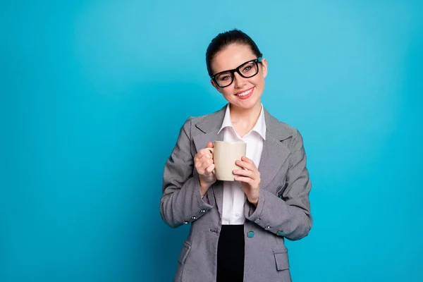Retrato de asistente positivo de ceo trabajador mantenga aromático latte desgaste traje gris chaqueta chaqueta aislado color azul fondo — Foto de Stock