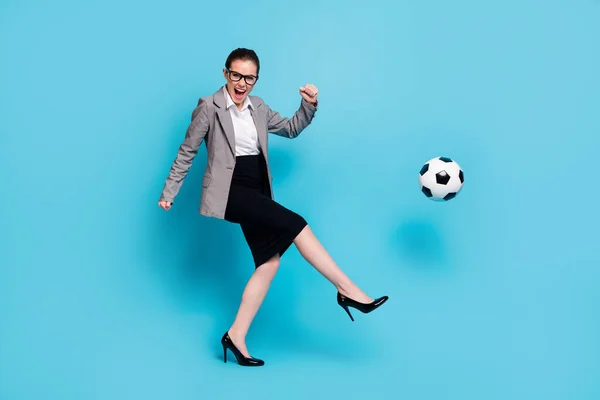 Perfil de corpo inteiro lateral foto mulher chute futebol bola desgaste blazer jaqueta saia isolado azul cor fundo — Fotografia de Stock