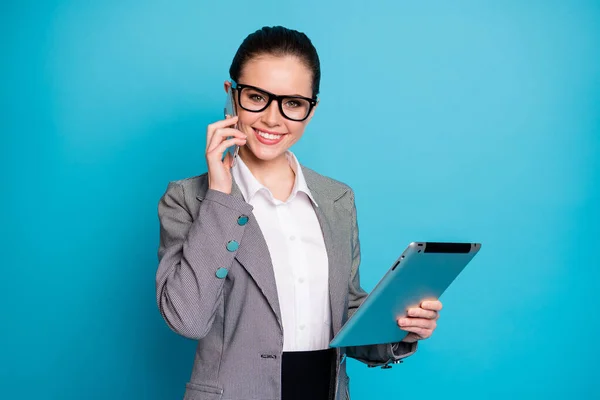 Porträtt av trevlig attraktiv elegant glad dam agent mäklare ringer partner med hjälp av ebook isolerad på klarblå färg bakgrund — Stockfoto