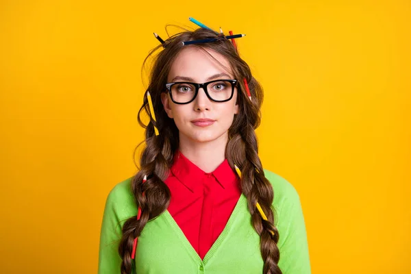 Foto di ragazza seria con taglio di capelli disordinato usura geek stile vestito isolato su sfondo di colore giallo — Foto Stock