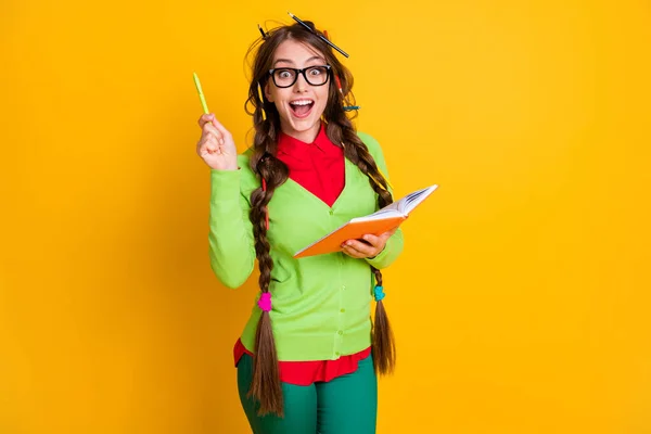 Retrato de atraente animado gênio inteligente alegre adolescente escrevendo solução de ensaio isolado sobre fundo de cor amarela brilhante — Fotografia de Stock