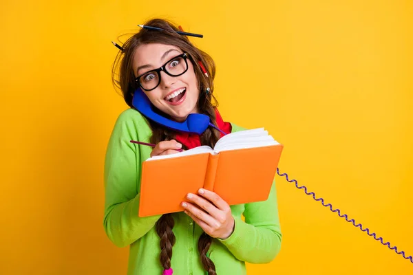 Close-up retrato de menina extática alegre muito funky falando no exercício de escrita de telefone isolado cor amarela brilhante fundo — Fotografia de Stock