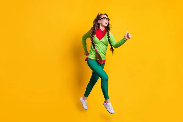 Volledige lengte lichaamsgrootte uitzicht van aantrekkelijke funky vrolijk meisje springen lopen 1 september geïsoleerde heldere gele kleur achtergrond — Stockfoto