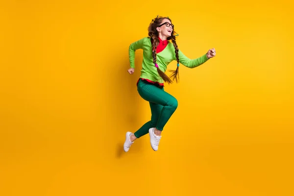 Volledige lichaamsomvang uitzicht van aantrekkelijke funky vrolijke meisje springen running motivatie geïsoleerde helder gele kleur achtergrond — Stockfoto