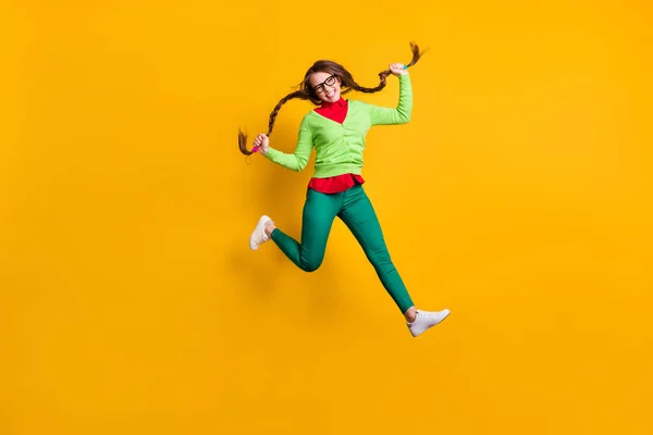 Volledige lengte lichaamsgrootte uitzicht van aantrekkelijke funky meisjesachtige vrolijke meisje springen running holding pigtails geïsoleerde helder gele kleur achtergrond — Stockfoto