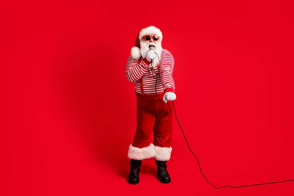 Full length dimensione del corpo vista della sua egli bello barbuto grasso sovrappeso allegro Santa solista cantante pop star canto rock avendo divertimento isolato luminoso vivido brillare vibrante colore rosso sfondo — Foto Stock