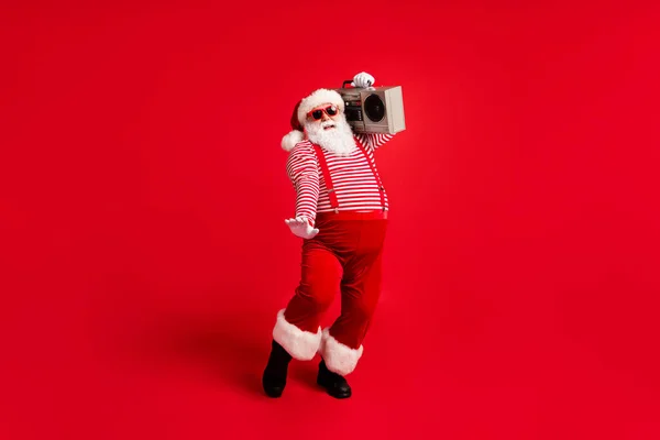 Ganzkörperansicht seiner schönen bärtigen Fett übergewichtig fröhlich fröhlich fröhlich Weihnachtsmann Spaß beim Hören Pop tragen Kassettenspieler isoliert hell lebendigen Glanz lebendige rote Farbe Hintergrund — Stockfoto
