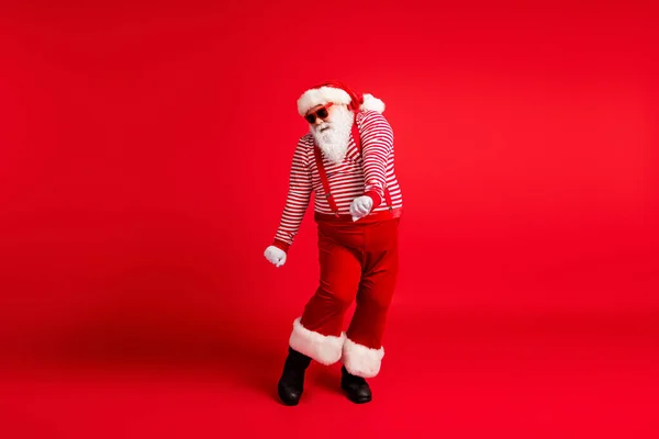 Comprimento total tamanho do corpo vista de seu belo bonito atraente alegre grosso infantil Santa dança descanso ocasião x-mas isolado brilhante brilhante brilho vibrante cor vermelha fundo — Fotografia de Stock