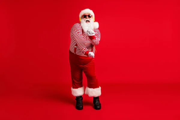 Comprimento total do corpo tamanho vista de seu ele bonito barbudo gordura sobrepeso alegre extático infantil Papai Noel ouvindo bater dançando divertimento lazer isolado brilhante brilho vívido vibrante cor vermelha fundo — Fotografia de Stock