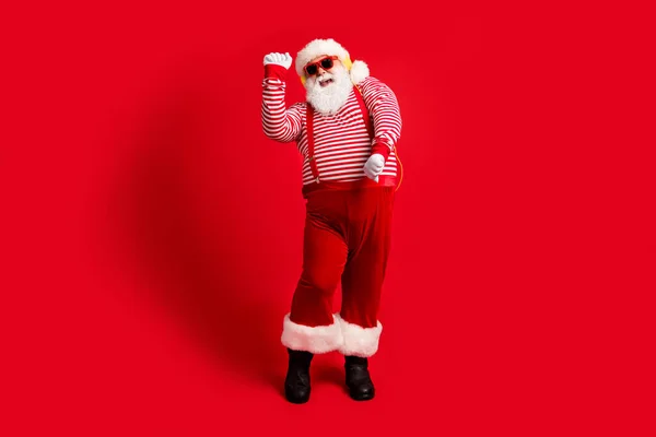 Comprimento total do corpo tamanho vista de seu ele bonito barbudo gordura sobrepeso alegre alegre infantil Papai Noel ouvir melodia dança diversão isolado brilhante vívido brilho vibrante cor vermelha fundo — Fotografia de Stock