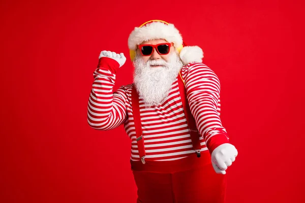 Retrato dele ele bonito barbudo gordura sobrepeso alegre Papai Noel pai fã meloman ouvindo única melodia dança ter diversão descanso frio isolado brilhante vívido brilho vibrante cor vermelha fundo — Fotografia de Stock