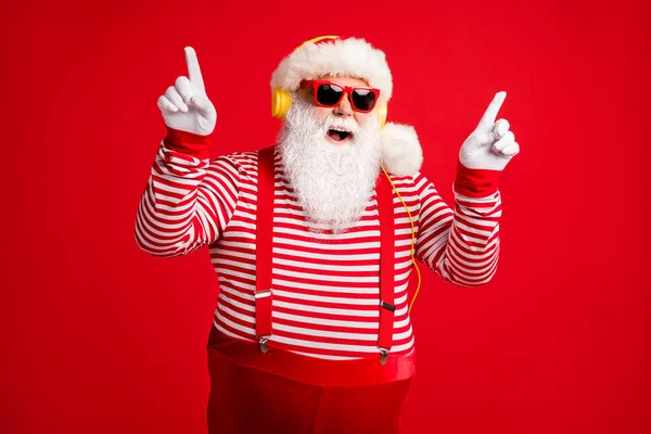 Retrato de sua gordura barbuda bonito sobrepeso alegre engraçado Papai Noel ouvir único hit som estéreo descanso lazer dança se divertindo isolado brilhante brilho vívido vibrante cor vermelha fundo — Fotografia de Stock