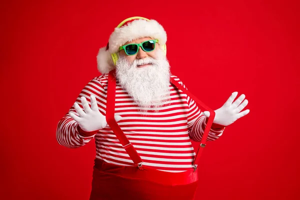 Портрет его красивый бородатый толстый толстый веселый Санта слушать один хит звук стерео джаз фанк отдых холод досуг тянуть подтяжки изолированы яркий яркий блеск яркий красный цвет фона — стоковое фото
