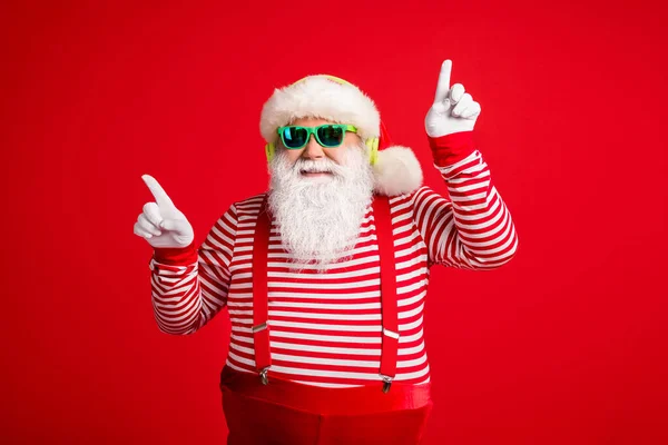 Porträtt av hans han stilig skäggig fett överviktig glad Santa lyssna musik bas enda låt stereo ljud dans har kul isolerad ljus levande glans levande röd färg bakgrund — Stockfoto