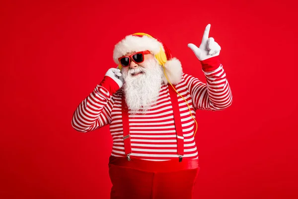 Retrato de su bonito guapo barbudo gordo con sobrepeso alegre alegre Papá Noel escuchando música soul jazz solo baile teniendo diversión aislado brillante brillo vivo vibrante rojo color fondo — Foto de Stock