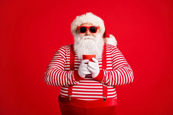 Portret jego ładny przystojny atrakcyjny wesoły pewny siebie gruby Santa ojciec pije ajerkoniak kakao reszta relaks pauza przerwa odizolowany jasny jasny żywy blask czerwony kolor tło — Zdjęcie stockowe