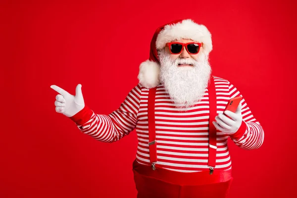 Retrato dele ele bonito bonito alegre barbudo gordura sobrepeso Santa usando o aplicativo do dispositivo 5g mostrando cópia espaço compras presente surpresa isolado brilhante brilhante cor vermelha vibrante fundo — Fotografia de Stock