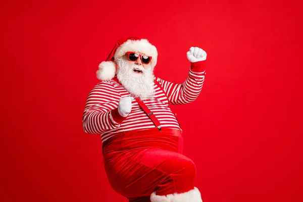Porträt seiner schönen schönen attraktiven fröhlich fröhlich froh dicke grauhaarige Weihnachtsmann festliche Schnäppchenfeier Tanz isoliert über hellem lebendigen Glanz lebendigen roten Farbhintergrund — Stockfoto