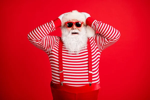 Retrato de sua agradável bonito atraente alegre alegre espantado de cabelos grisalhos Papai Noel se divertindo festa festal ocasião pechincha reação isolada sobre brilhante brilho vívido vibrante cor vermelha fundo — Fotografia de Stock