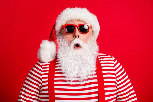 Yakından çekilmiş portresi. Yakışıklı, çekici, afallamış, beyaz saçlı Noel Baba indirimi yapıyor. Güneş gözlüğü takıyor. — Stok fotoğraf