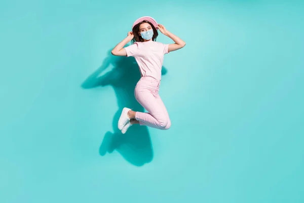 Teljes hosszúságú fotó lány jumping szórakozás viselése arc légzőkészülék elszigetelt fényes türkiz szín háttér — Stock Fotó