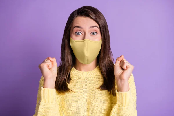 Foto portret van verbaasd verrast gelukkig meisje dragen medische beschermende griep virale respirator geïsoleerde paarse kleur achtergrond — Stockfoto