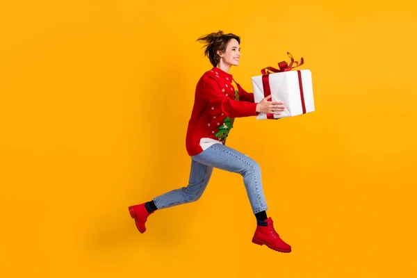 Foto em tamanho completo de menina salto correr velocidade rápida pressa segurar grande x-mas véspera tempo noel caixa de presente desgaste árvore de natal ornamento camisola pulôver isolado brilhante brilho cor fundo — Fotografia de Stock