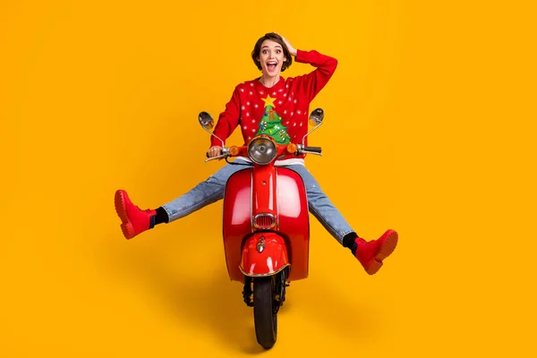 Foto em tamanho completo de menina chocada louca em árvore de natal decoração suéter jumper drive velocidade rápida x-mas véspera tempo partido motor bicicleta velocidade rápida isolado sobre brilhante brilho cor fundo — Fotografia de Stock