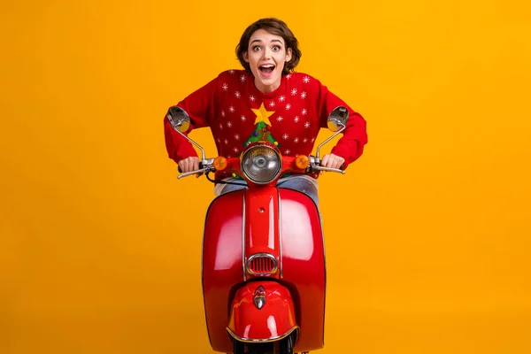 Foto van verbaasd meisje rijden snelle snelheid scooter x-mas avond tijd noel partij maskerade dragen kerstmis boom decor trui trui trui geïsoleerd over heldere glans kleur achtergrond — Stockfoto