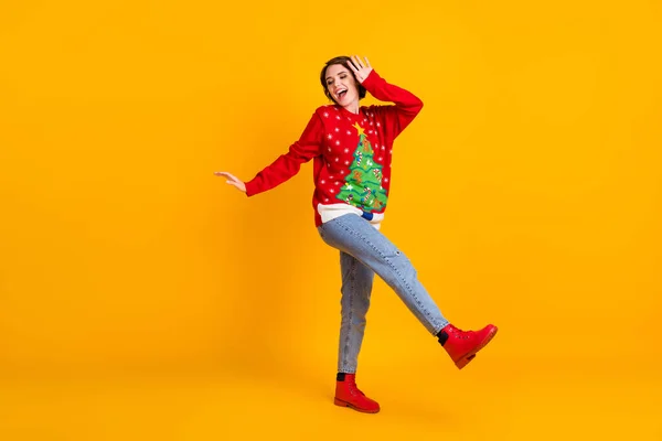 Фотографія повної довжини божевільної крутої дівчини танець Різдво новорічна тема маскарад носить різдвяні ялинкові чоботи для декор пуловерів ізольовані на яскравому світлому фоні — стокове фото