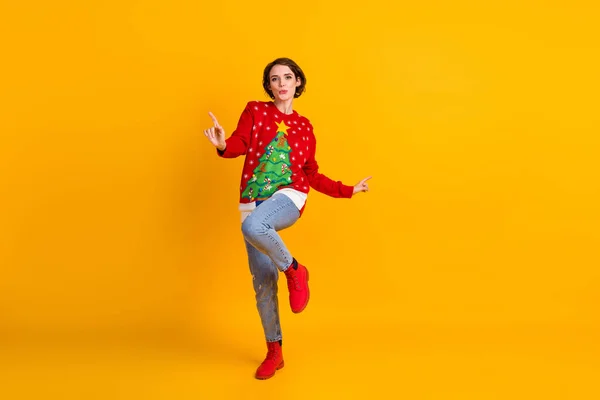 Pleine photo du corps de fille énergique positive dans le décor de l'arbre de Noël pull danse sur x-mas tradition mascarade fête isolé sur fond de couleur brillante — Photo