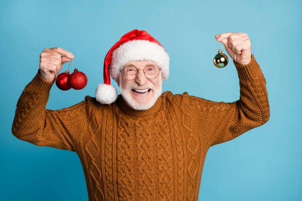 Close-up portret van zijn hij mooie aantrekkelijke vrolijke baard grijs-harige Kerstman vasthouden in handen boom feestelijke ballen feestelijke dag traditie op maat geïsoleerd op blauw pastel kleur achtergrond — Stockfoto
