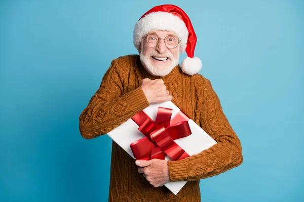 Portret van zijn hij mooie aantrekkelijke vrolijke bejaarde bebaarde grijs-harige Santa vader houden in handen omarmen grote grote giftbox geïsoleerd op blauw pastel kleur achtergrond — Stockfoto