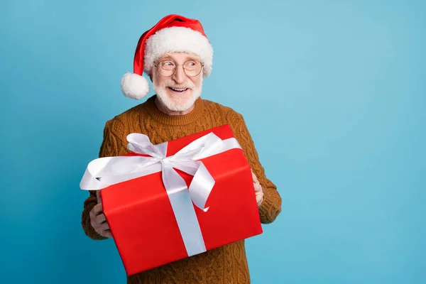 Portret van zijn hij mooie aantrekkelijke vrolijke soort bejaarde bebaarde grijs-harige Santa vader houden in handen kerst grote grote giftbox verkoop geïsoleerd over blauw pastel kleur achtergrond — Stockfoto