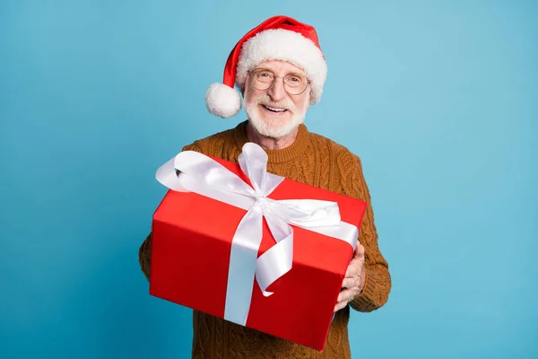 Portret van hem hij mooie aantrekkelijke vrolijke vrolijke baard grijs-harige Santa vader geven u Eve Noel december geschenkdoos geïsoleerd over blauw pastel kleur achtergrond — Stockfoto