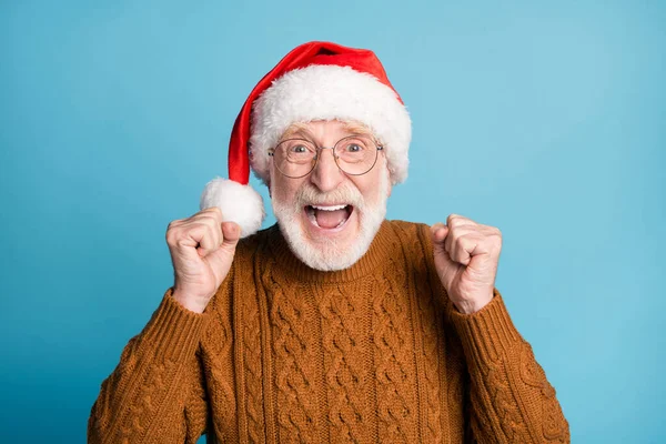 Close-up portret van zijn hij mooie aantrekkelijke vrolijke gelukkige baard grijs-harige Santa vader vieren groot succes bereiken geïsoleerd over blauw pastel kleur achtergrond — Stockfoto