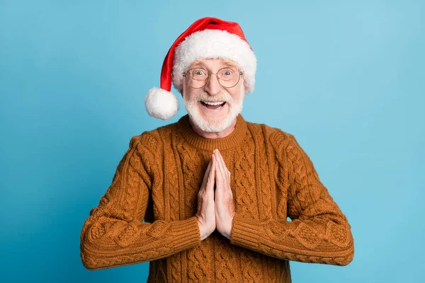 Close-up portret van zijn hij mooie aantrekkelijke vrolijke baard grijs-harige Santa vader vragen feestelijk cadeau Noordpool Eve Noel dag geïsoleerd over blauw pastel kleur achtergrond — Stockfoto