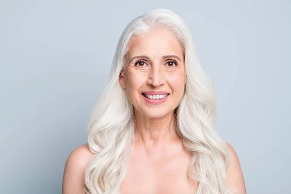 Närbild porträtt av henne hon snygg attraktiv glad gråhårig gammal dam efter laser peeling isolerad på grå pastell färg bakgrund — Stockfoto