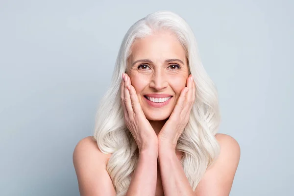 Close-up portret van haar ze mooie aantrekkelijke vrolijke grijs-harige oudere dame aanraken zijdeachtige huid reinigen geïsoleerd op grijs pastel kleur achtergrond — Stockfoto