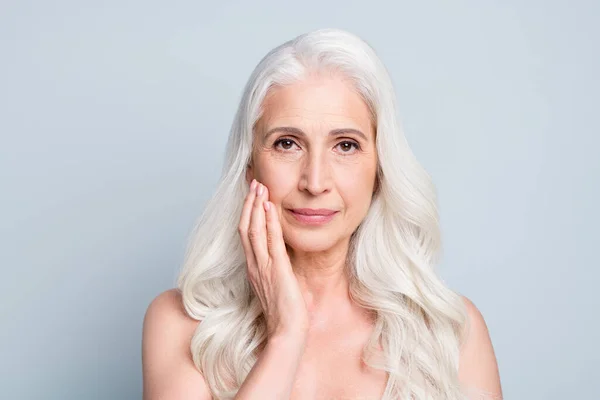 Close-up foto van mooie tedere verouderde dame spa salon behandeling crème aanbrengen wang geïsoleerde grijze kleur achtergrond — Stockfoto