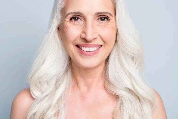 Cropped close-up vue portrait d'elle elle attrayante gaie dame aux cheveux gris dents saines rayonnant sourire isolé sur fond de couleur pastel gris — Photo