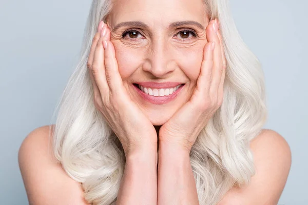 Recortado retrato vista de cerca de ella ella agradable atractiva alegre de pelo gris anciana sonrisa radiante aislado en fondo de color pastel gris —  Fotos de Stock