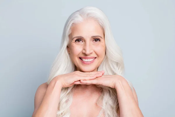 Närbild porträtt av henne hon trevlig attraktiv glad gråhårig äldre dam ren mjuk hud terapi isolerad på ljusgrå pastell färg bakgrund — Stockfoto