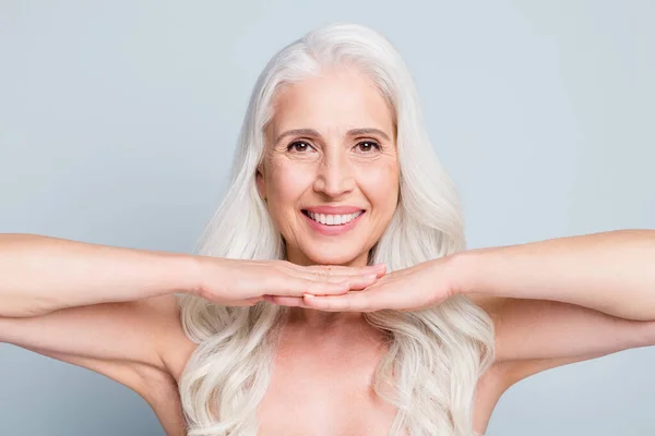 Foto van mooi oud wit haar dame na plastic gezichtsvorm houd armen onder kin geïsoleerde grijze kleur achtergrond — Stockfoto