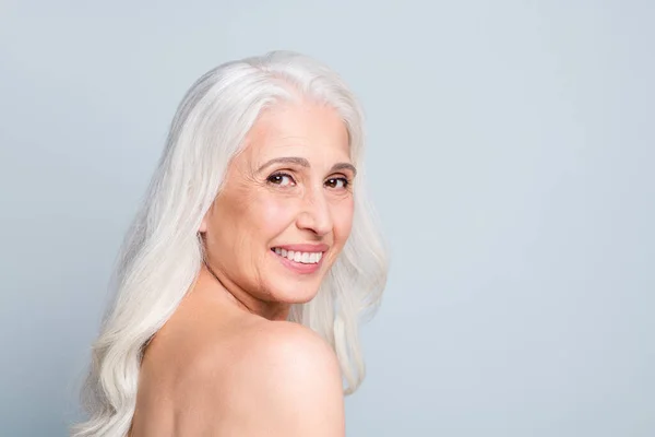 Närbild foto av vackra naken äldre dam besöka spa salong förfaranden glad känsla ung isolerad grå färg bakgrund — Stockfoto