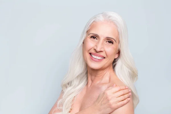Närbild porträtt av henne hon trevlig attraktiv glad gråhårig äldre dam tvätta utjämning hud peeling isolerad på grå pastell färg bakgrund — Stockfoto