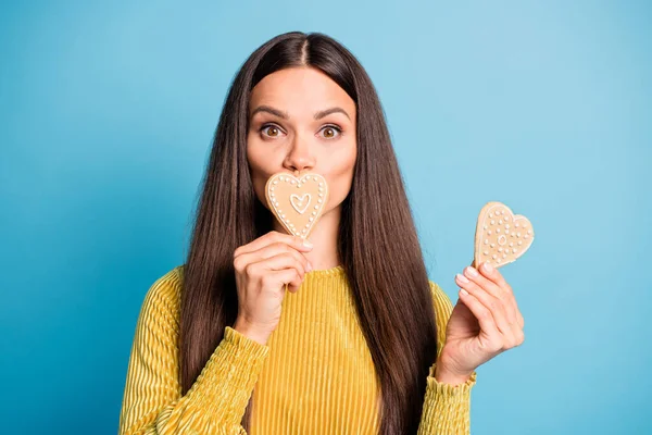 Portrait photo de femme tenant la bouche de couverture avec biscuit au pain d'épice en forme de coeur isolé sur fond bleu pastel — Photo