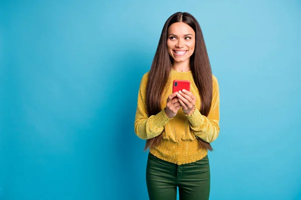 Fotoporträt einer verträumten Frau, die auf leeren Raum blickt und rotes Telefon in zwei Händen hält, isoliert auf pastellblauem Hintergrund — Stockfoto