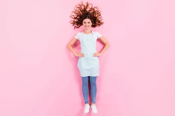 Corpo inteiro alto ângulo acima plano lay vista foto de menina bonita funky deitado chão desgaste cozinha avental dona de casa quarentena se divertindo casa cozinhar isolado cor-de-rosa fundo — Fotografia de Stock